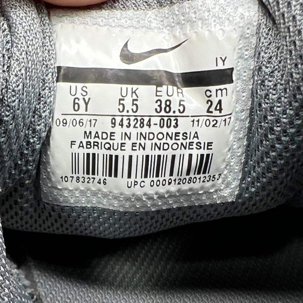 Nike Gray Trainers Sneaker Size 6Y Fits Women's Size 7.5 - Picture 11 of 11
